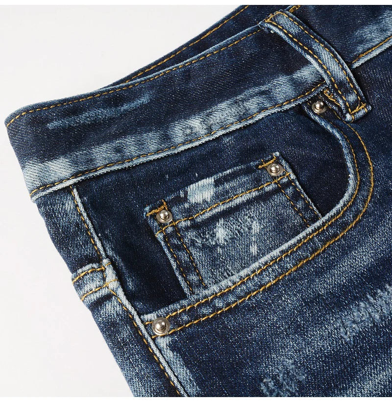 Detail of the front pocket M13 Jeans.